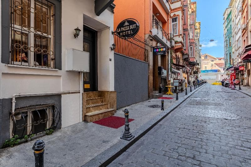 La Pazza Suites