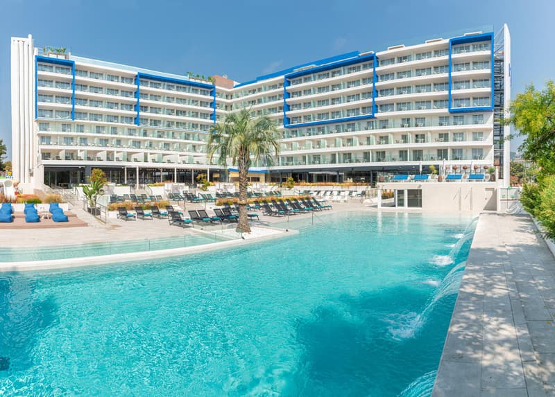 L’Azure Hotel